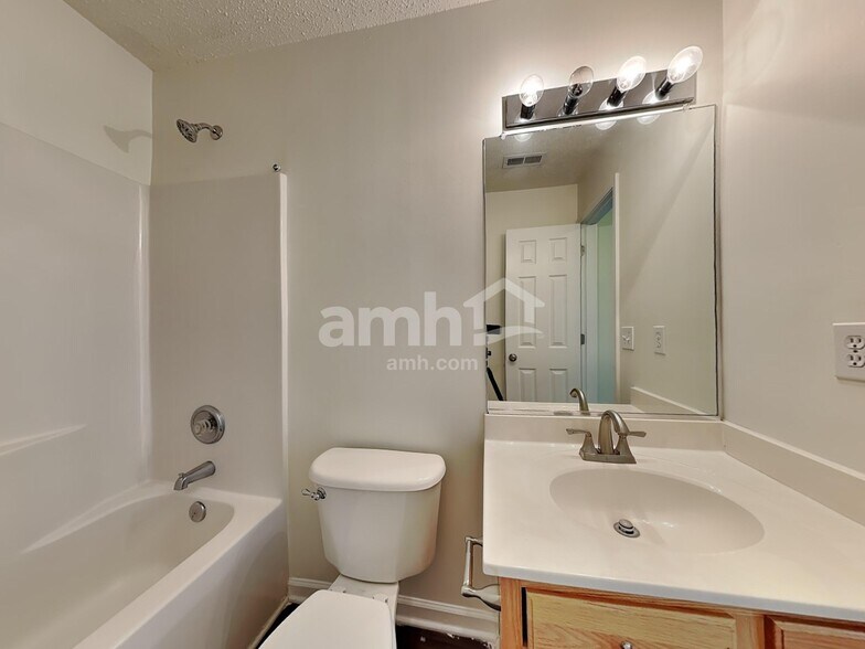 Building Photo - 139 Julian Pond Ln