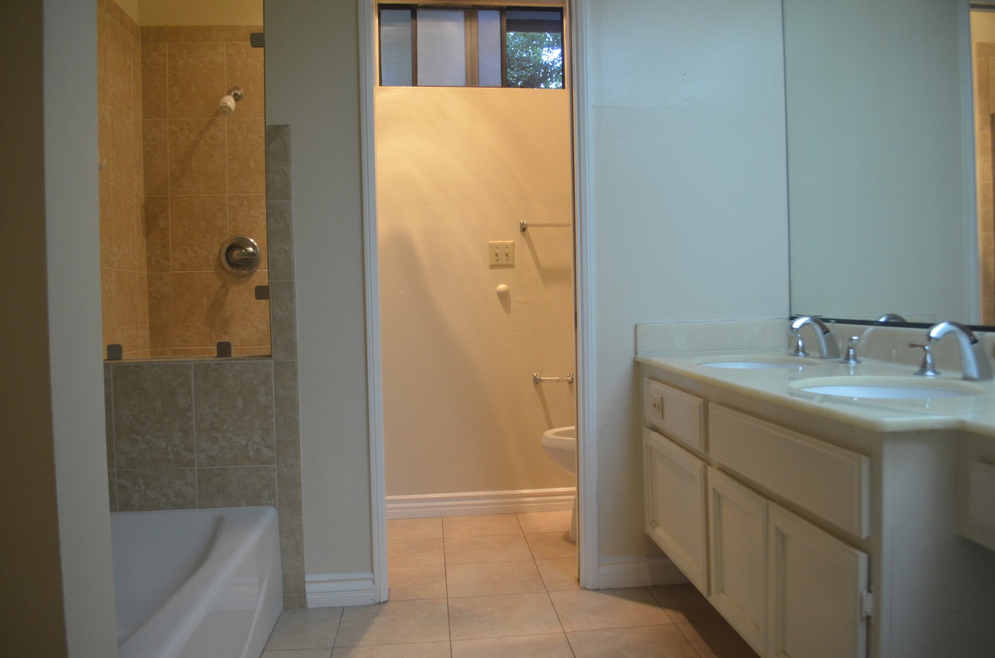 Master Bathroom with shower and tub - 330 Cordova St