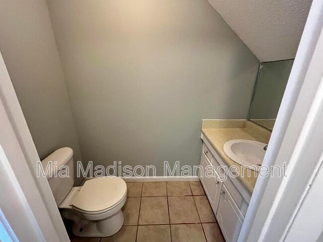 Building Photo - 527 Tibet Ave