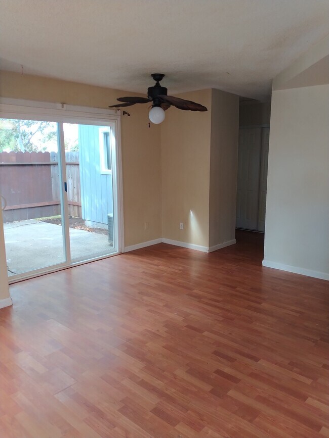 Building Photo - 195 Del Sur Ct