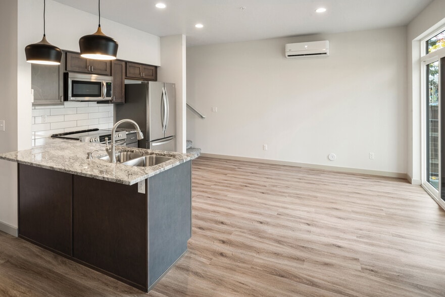 Kitchen - 1008 E Mullan Ave