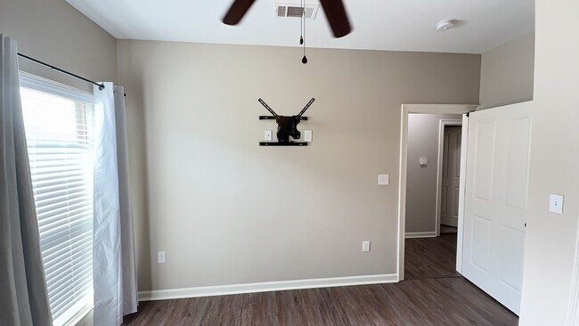 Building Photo - 3 Bedroom 2 Bath home located in coveted L...