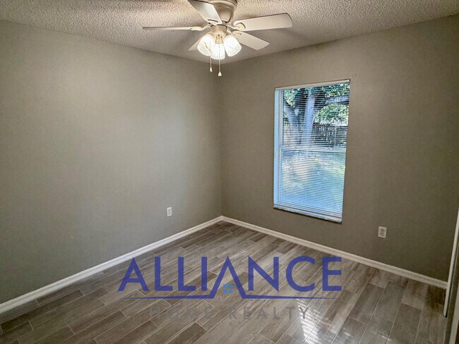 Building Photo - 546 Lancaster Ave