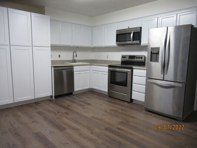 Building Photo - MOVE-IN SPECIAL!*** Fully Remodeled Townho...