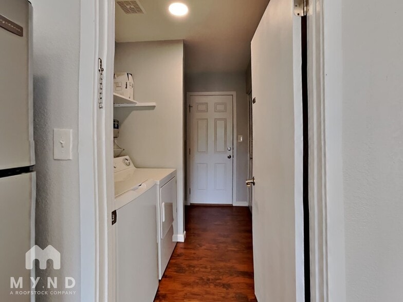 Building Photo - 725 W Utopia Rd