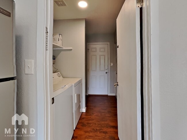 Building Photo - 725 W Utopia Rd