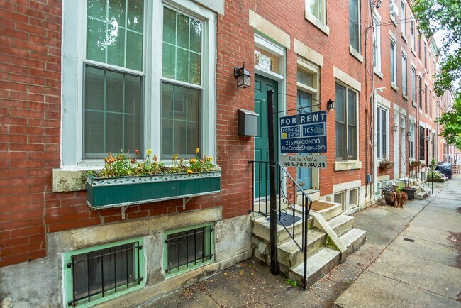 Building Photo - Beautiful 2 Bedroom, 2 Bathroom Historical Row Home