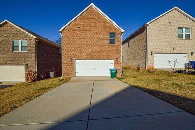 Building Photo - Like New All Brick Home in Mint Hill!