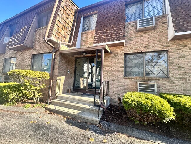 Building Photo - 150 Main St