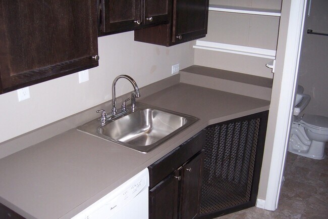 Unit 2 kitchen - 1607 Hewitt Ave