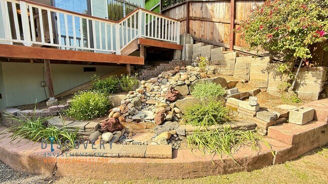 Building Photo - Attractive Mid-Century Modern Dimond Distr...