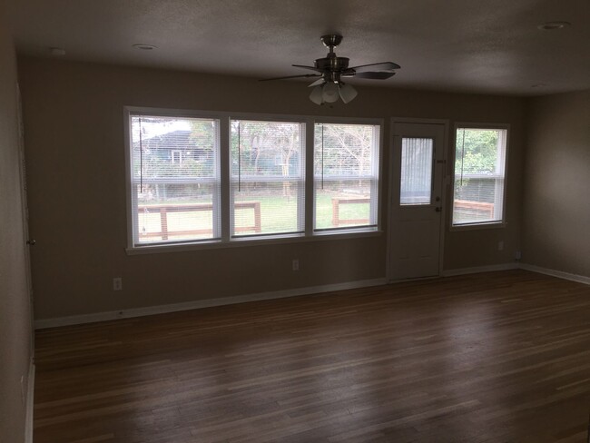 Building Photo - Cute 2/1 with large patio