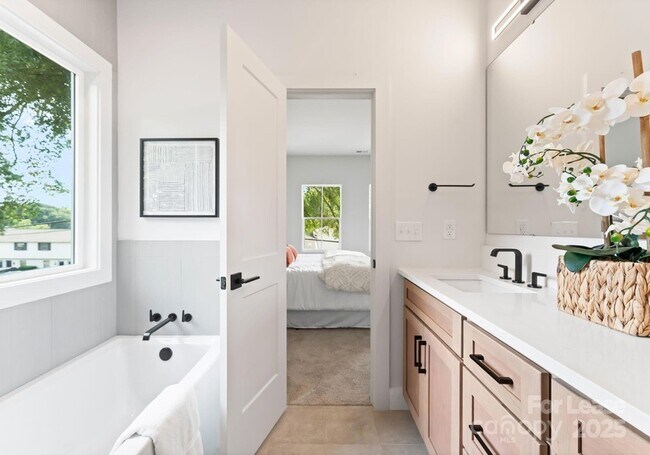 Building Photo - 2411 Pruitt St