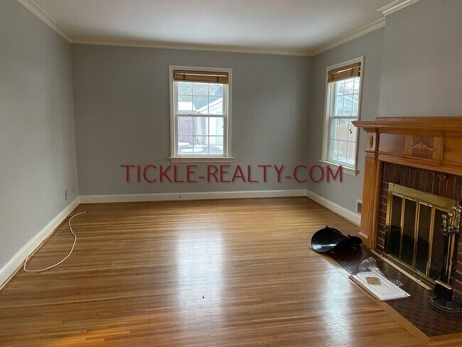 Building Photo - 3 Bedroom, 1 Bath Home with Garage, Central Air, Deck, Partially Fenced Yard