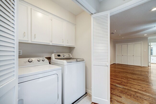 Building Photo - Large Townhome in River Oaks