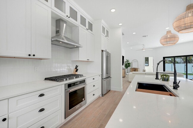 Building Photo - 1248 N Harbor Dr