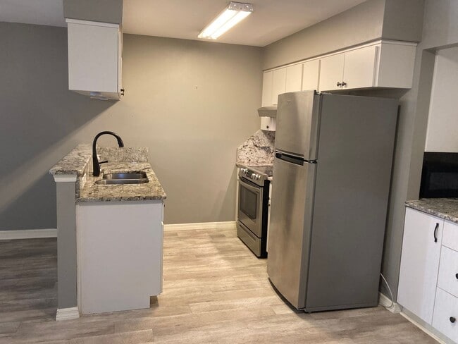 Building Photo - 2 bedroom, 2 bath ground level condo with ...