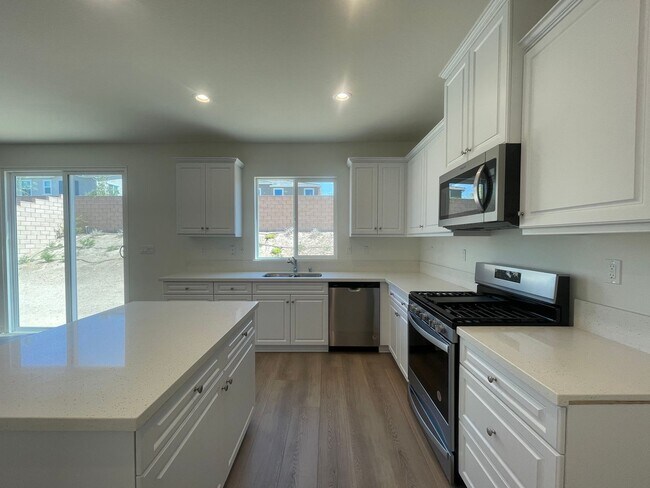 Building Photo - Victorville New Construction 5 bedroom!
