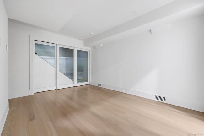 Building Photo - 187 Field Point Rd