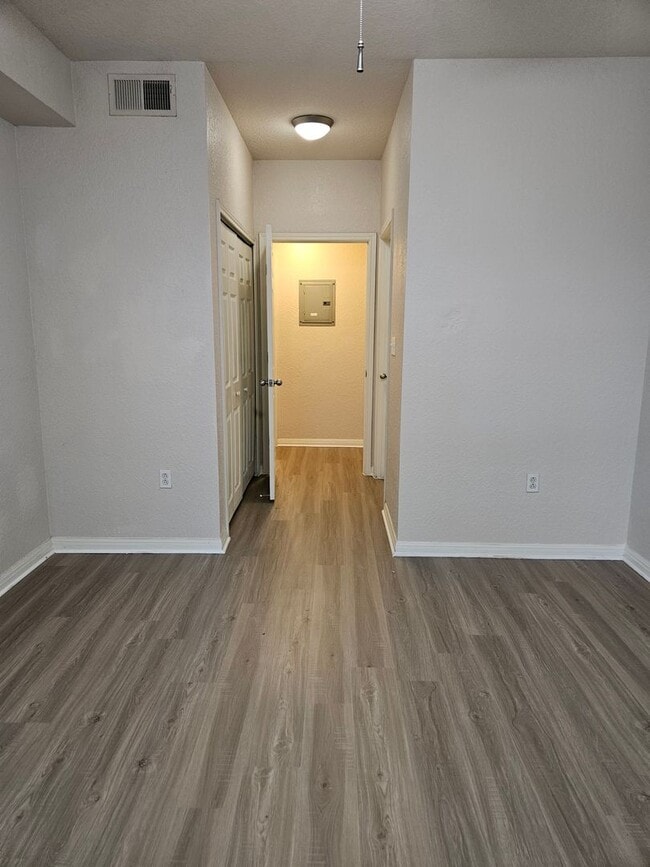 Building Photo - $600 Deposit*Spacious 1 BDRM Condo Downtown!