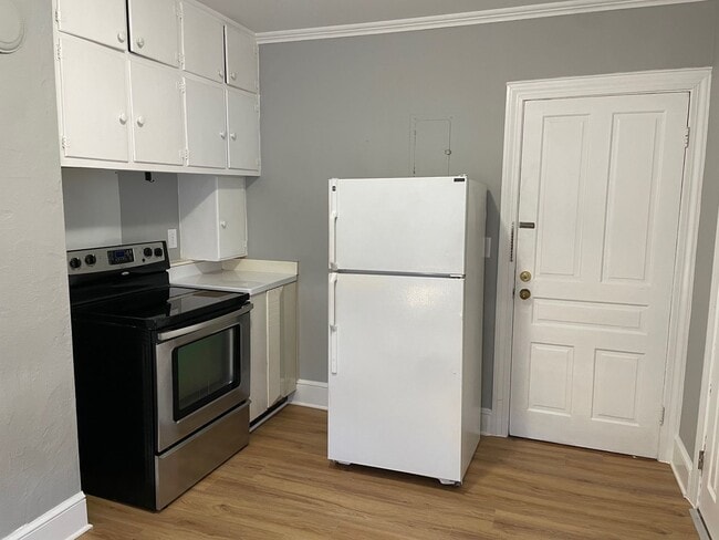 Building Photo - 740