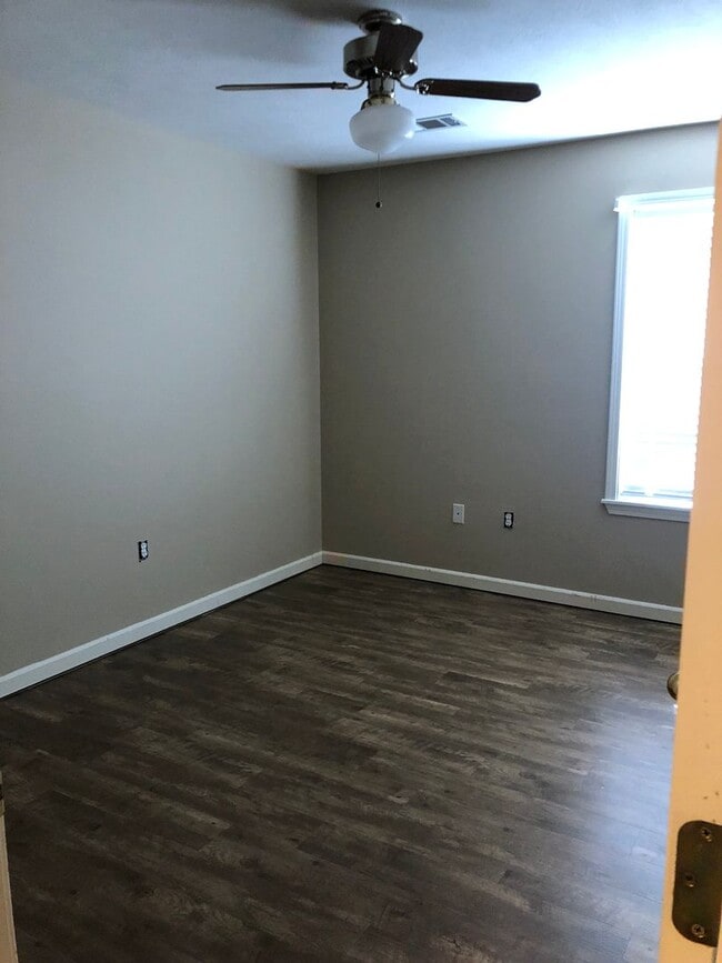 Building Photo - Charming 3-Bedroom Home in Northfield — Ready to Rent!