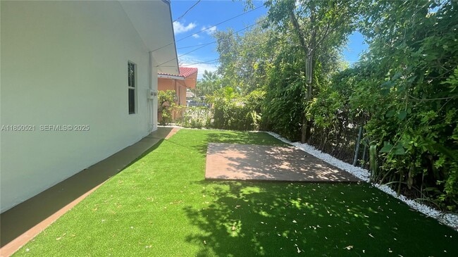 Building Photo - 2929 NW 22nd Ct