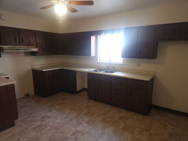 Building Photo - Recently Renovated - 3 bedroom 2 bathroom ...
