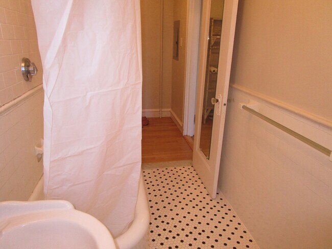 Building Photo - 122 Riverway