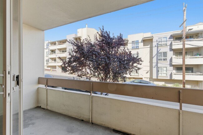 Primary Photo - 1 Bed • 1 Bath Apartment with Balcony & Parking – Prime Oakland Location