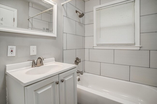 Building Photo - Your Cozy Kansas City Retreat Awaits – Wit...