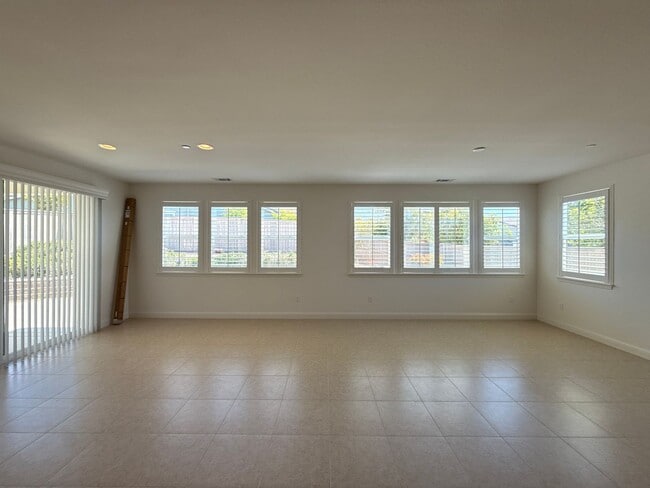 Building Photo - Beautiful Newer Rice Ranch Single Story Ho...