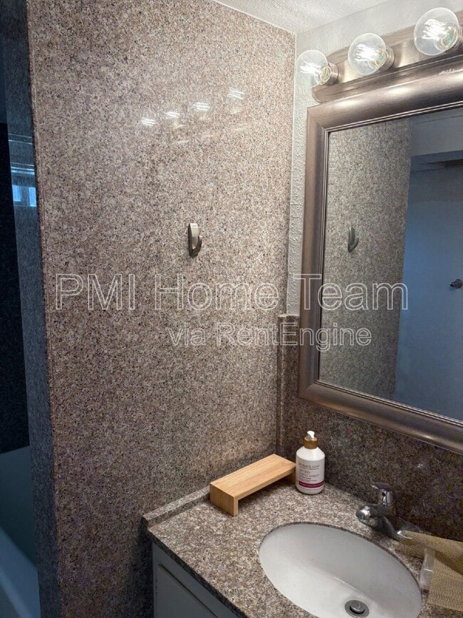 Building Photo - 732 Campbell Heights