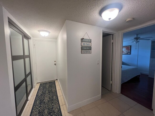 Building Photo - Furnished 2 bedroom 2 Bath condo in a Wond...