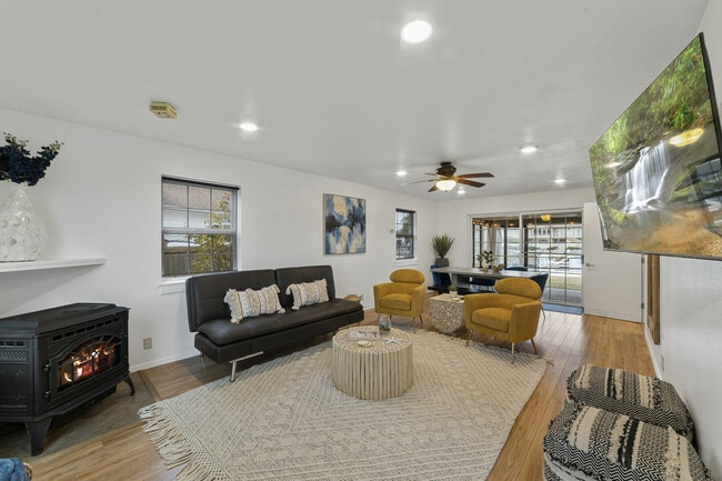 Building Photo - 4132 Matia Dr