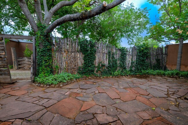 Building Photo - 1115 Agua Fria St
