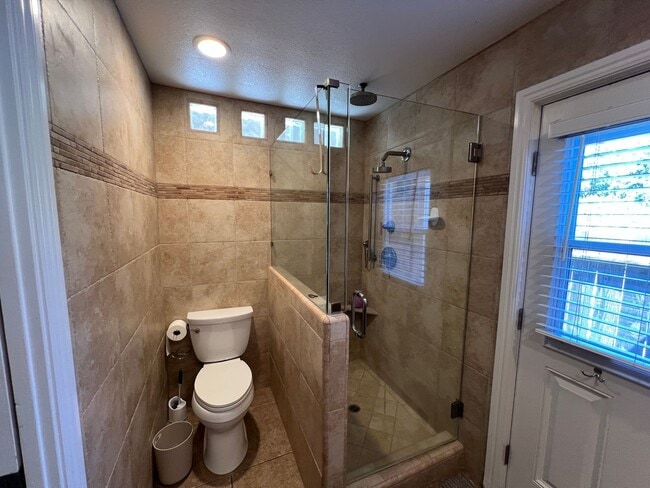 Building Photo - Stunning Country property in Oakdale!