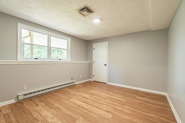 Building Photo - 20 Fieldstone Dr