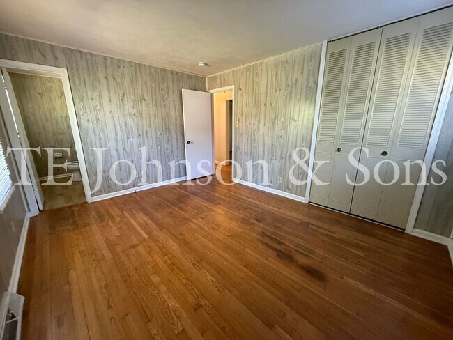 Building Photo - 3BR Home with Stainless Steel Appliances, Hardwood Floors & Carport