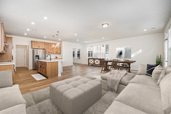 Building Photo - 6101 Mariemont Cir