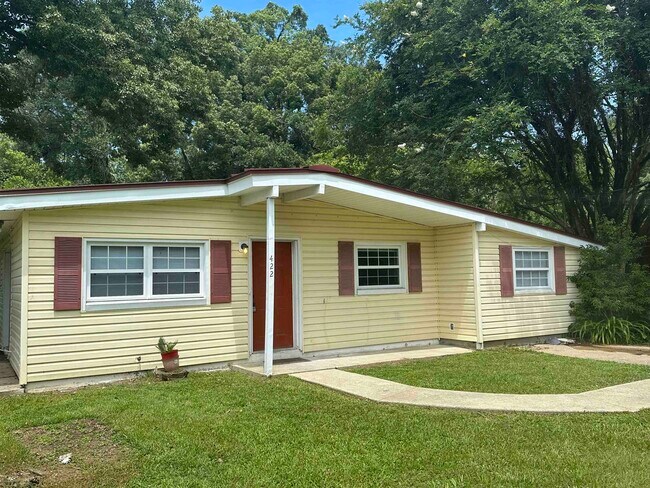 Building Photo - 422 Essex Dr
