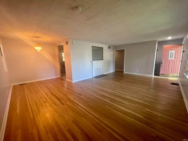 Building Photo - 1822 E 2nd St