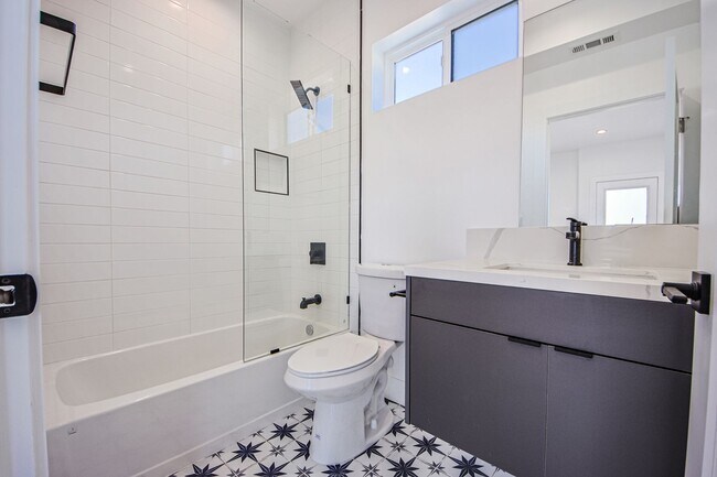 Building Photo - 2851 S Victoria Ave