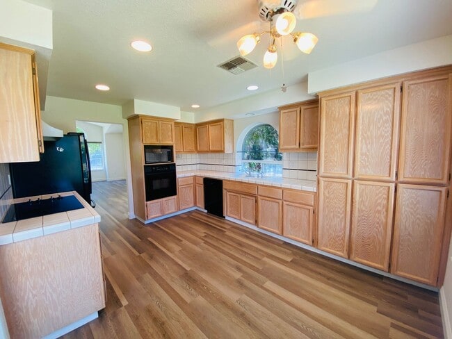 Building Photo - Charming Single-Story Corner Lot Rental