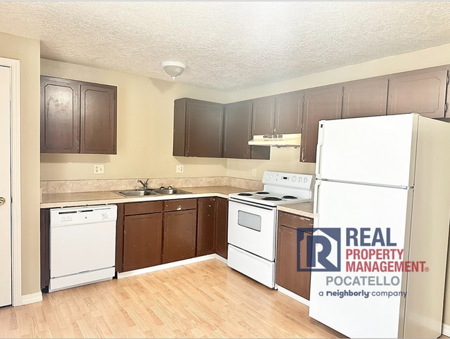 Building Photo - 230 W Chubbuck Rd