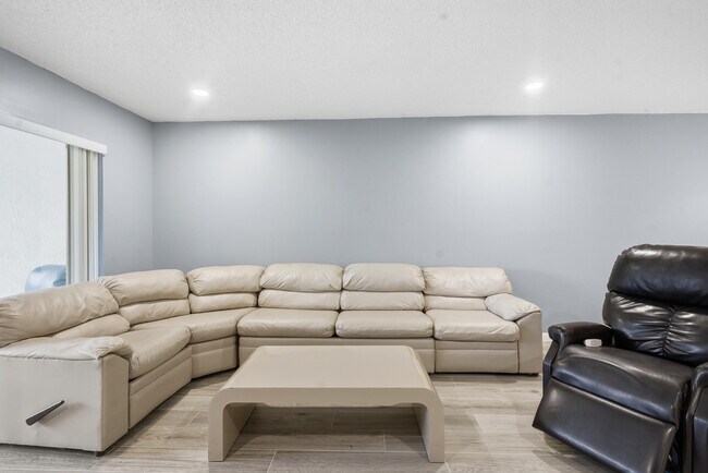 Building Photo - 9292 Vista Del Lago