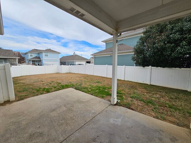 Building Photo - Available now ready for immediate move in  $500 off second month's rent move in special