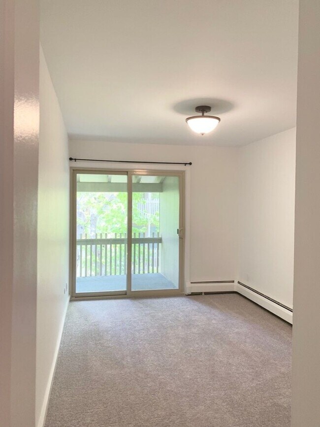 Building Photo - Beautiful 2 Bedroom Two Mile Creek Condo ; Remodeled and Updated right next to Rayback