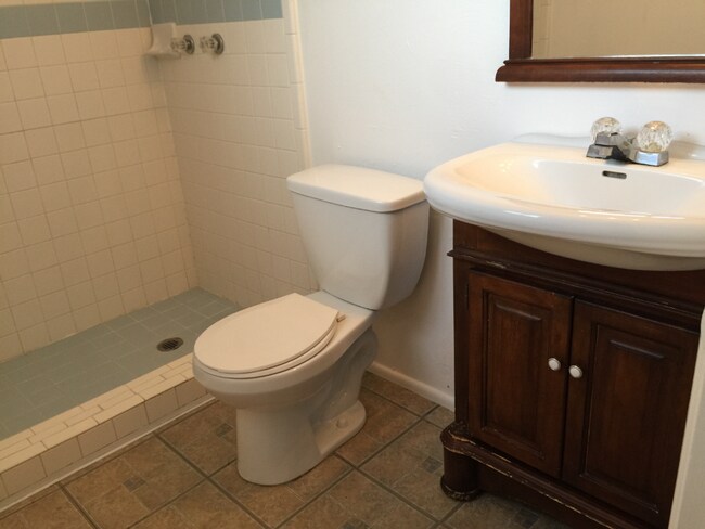 Building Photo - Conveniently Located 3Bdm 2Ba Townhome!