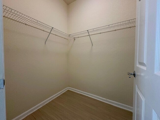 Building Photo - 425 Greenwich Cir